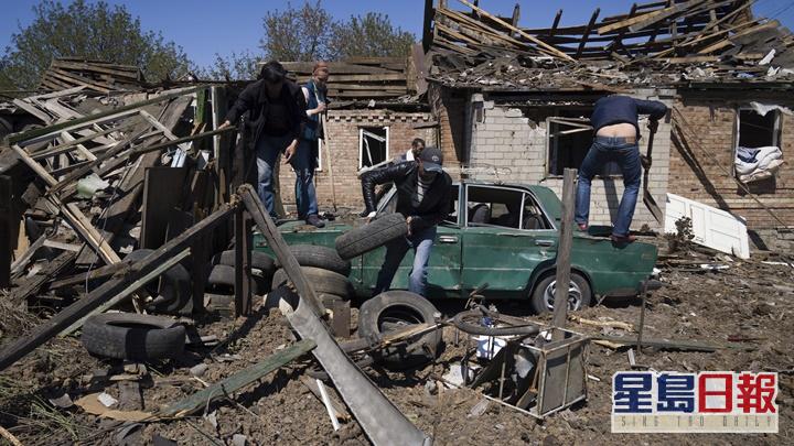 頓涅茨克有民居被炮火擊中。AP圖片