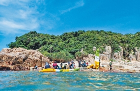 香港 | 西贡划独木舟，穿越海蚀洞开心打水球