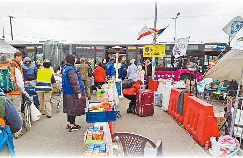 波兰小镇梅狄卡紧邻乌克兰，每天都有许多难民涌入，再搭车转往其他地方接受安置或投靠亲友。 中央社