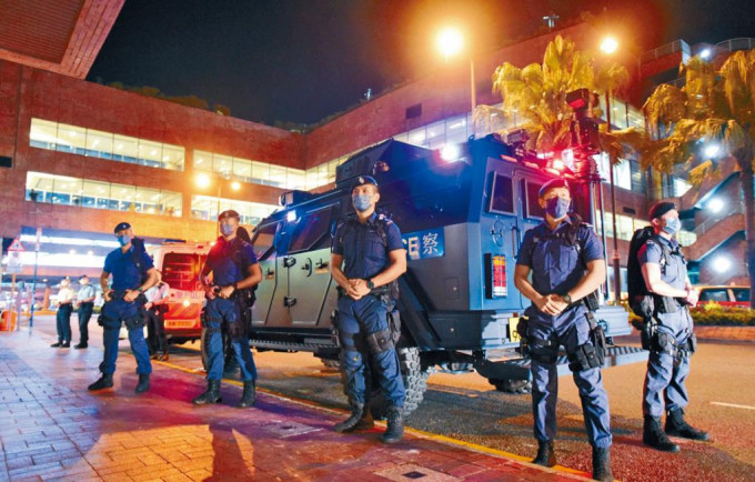机场特警组人员昨晚联同首次出动的剑齿虎装甲车在沙田正街执勤。
