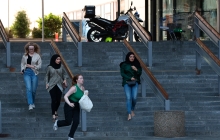 丹麦哥本哈根一购物中心发生枪击3死多伤，嫌疑人被捕