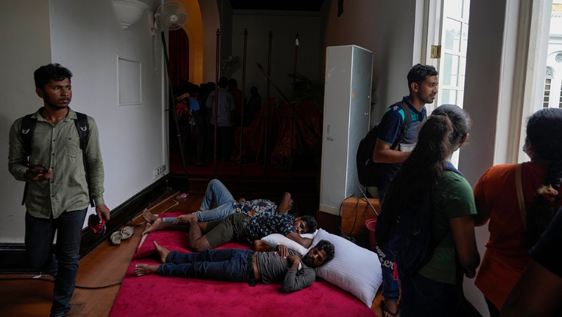 周一是示威者佔領斯里蘭卡總統府的第三天，圖中可見有人隨地睡覺。AP圖