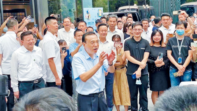 李克強昨天在深圳參觀創業園區，為年輕人打氣。