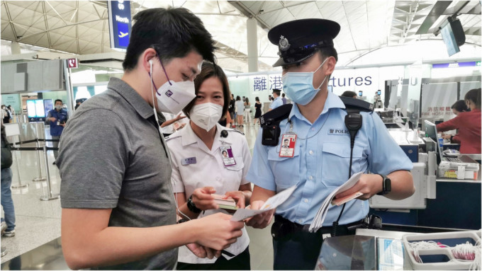 警方聯同入境處人員於機場前往相關東南亞地區的登機櫃位前派發防騙傳單。