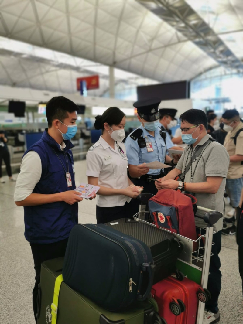 警方聯同入境處人員於機場前往相關東南亞地區的登機櫃位前派發防騙傳單。