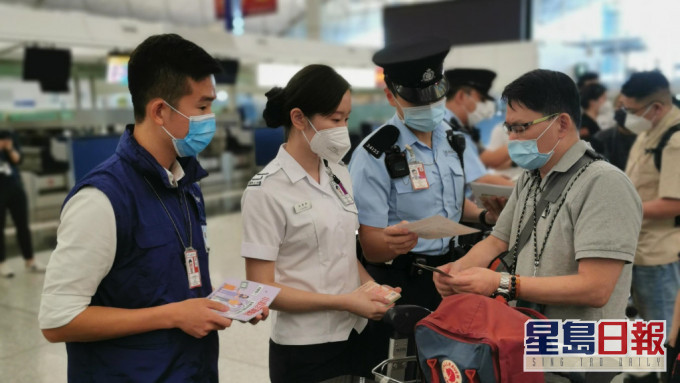 警務處和入境事務處人員早前在香港國際機場預辦登機櫃位派發宣傳單張，提醒離港旅客小心求職騙案及注意外遊安全。政府新聞處圖片