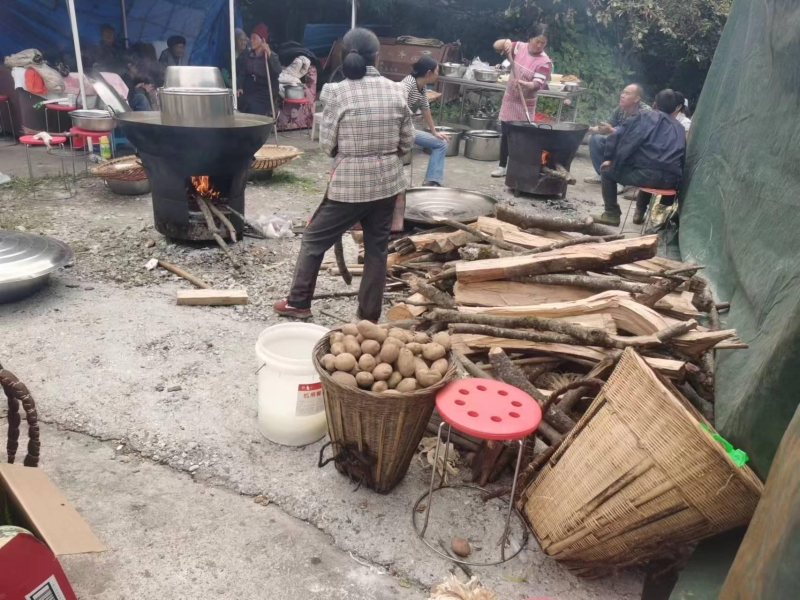 共和村三组在煮稀饭与土豆。受访者供图