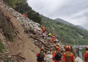泸定震中共和村：“孤岛”救援24小时