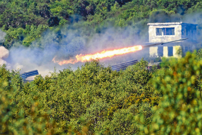 俄遠東地區南薩哈林斯克的軍事訓練場周日演習，以「颶風」多管火箭發射器開炮。