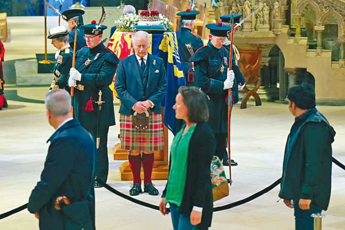 英皇查理斯三世等皇室成員周一在愛丁堡大教堂內為女皇守夜，期間有民眾前來瞻仰靈柩。
