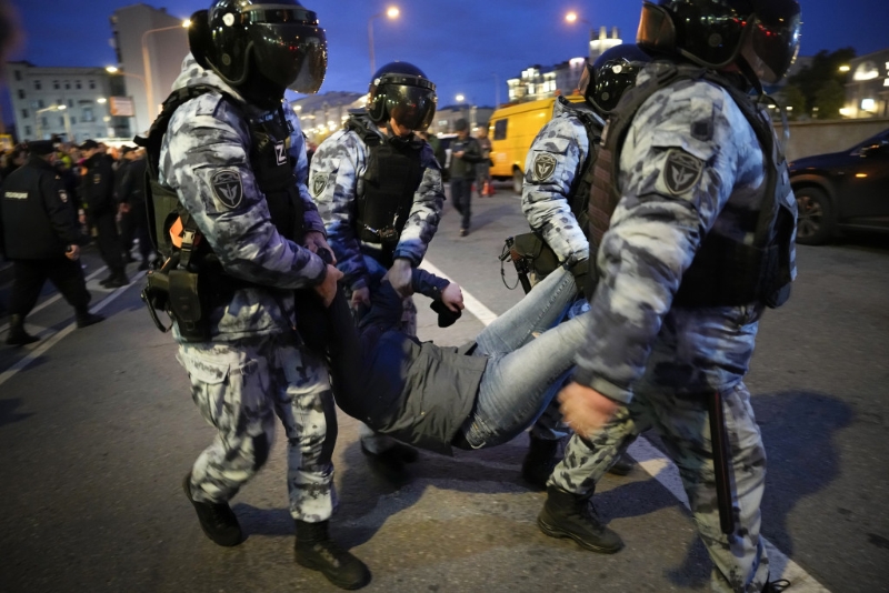 在莫斯科，防暴警察将一名示威者抬走。 AP