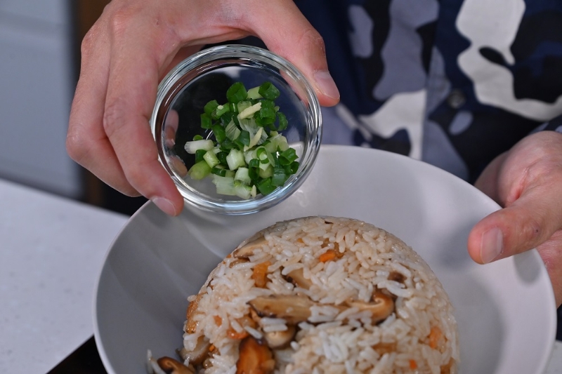 9. 上碟，加葱花即成。Dish up, sprinkle with chopped spring onion and serve.