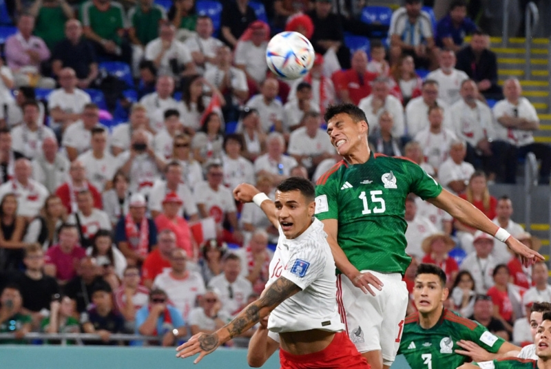 墨西哥後衞赫達摩蘭奴十二分鐘，接應中場路爾斯查維斯的傳中球，門前頭槌頂高。REUTERS