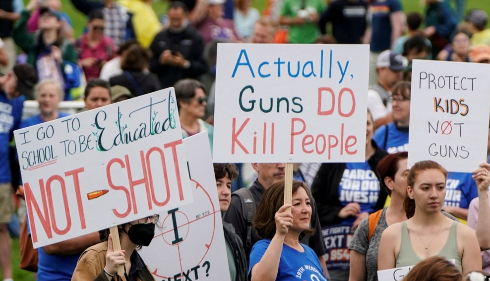 资料照片：人们参加反对枪支暴力的“为我们的生活而游行”集会。