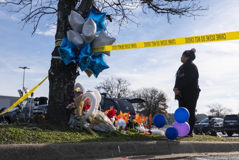 2022 年 11 月 24 日，星期四，玛丽·查特科夫斯基 (Mary Chatkovsky) 在弗吉尼亚州切萨皮克沃尔玛 (Chesapeake) 沃尔玛外的纪念碑上放置了气球和鲜花。沃尔玛经理安德烈·宾 (Andre Bing) 在弗吉尼亚商店的休息室向同事开火，造成 6 人死亡警方和目击者周三表示，该国四天内发生第二次备受瞩目的大规模枪击事件。 (Billy Schuerman/The Virginian-Pilot via AP)