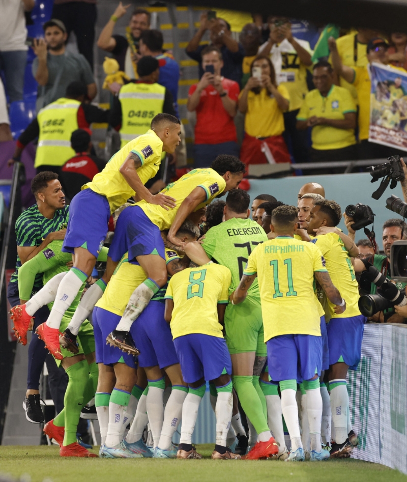巴西贏波之後提早一輪篤定晉級十六強，巴西球員興奮慶祝。REUTERS
