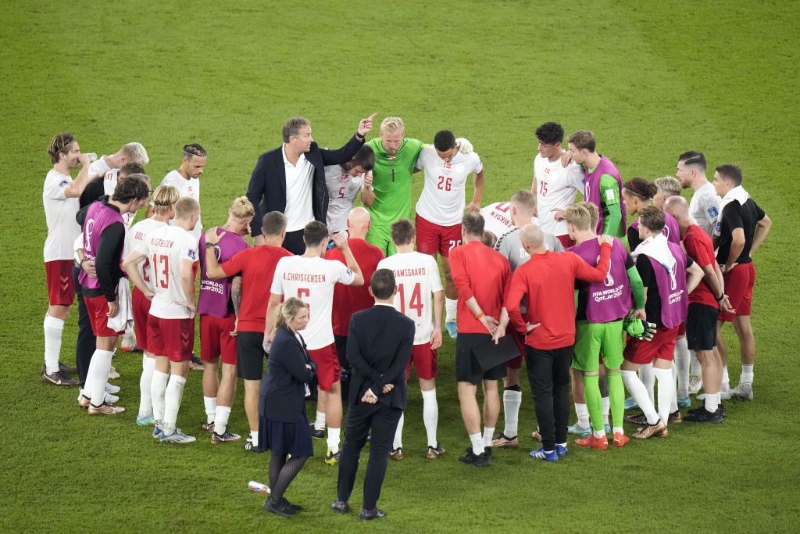 丹麥總教練休曼賽後召集球員談話。（美聯社資料照）