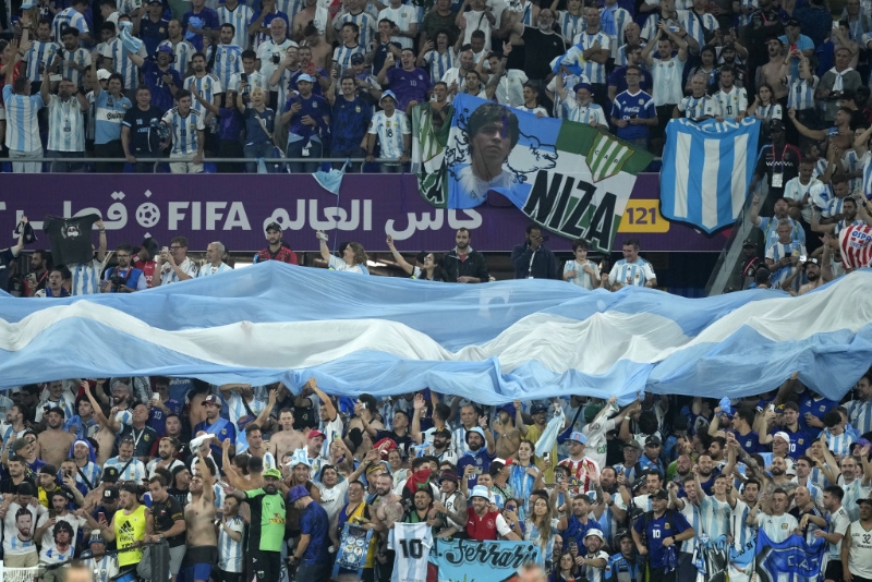 阿根廷球迷掛起馬勒當拿橫額支持。 AP