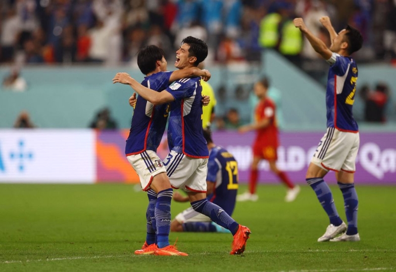 日本以小組第一身分闖進16強，全隊歡欣鼓舞。(路透)