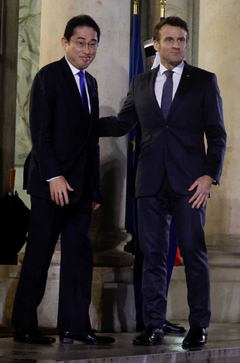 法国总统马克龙欢迎日本首相岸田文雄抵达法国巴黎爱丽舍宫参加会议。 reuters