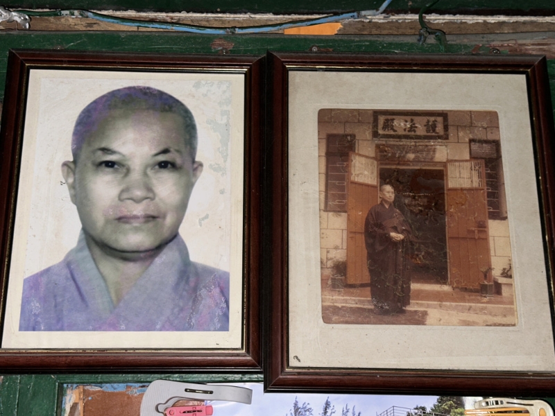 苏婆婆独居多年，庙堂内有不少旧照。