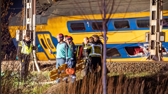 2023-04-04T051412Z_605171840_RC2D70AU0XBR_RTRMADP_3_NETHERLANDS-TRAINS-CRASH