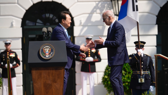 拜登和尹锡悦在白宫欢迎仪式上握手。