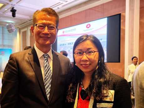 黎颖瑜不时在新加坡接待香港访问团，包括财政司司长陈茂波。
