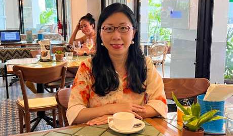 黎颖瑜于2021年以照顾家庭为由辞职，随新加坡籍丈夫移居当地。