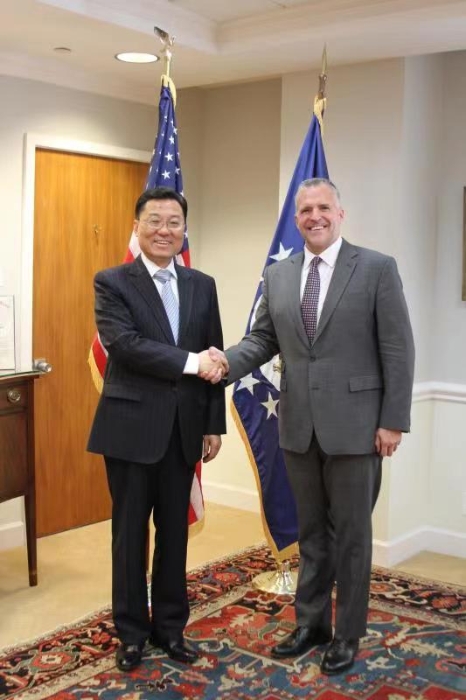 新任驻美大使谢峰与递交国书副本的美国国务院礼宾司吉福德合影