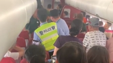 港航上海飞香港航班乘客抽电子烟，遭机场人员制服赶下机