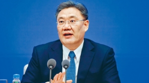 中国商务部长当面与日方严正交涉，坚决反对操弄涉华议题