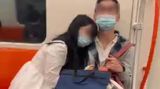 上海地铁“41秒车厢猥亵”片疯传，男子面部反应成亮点