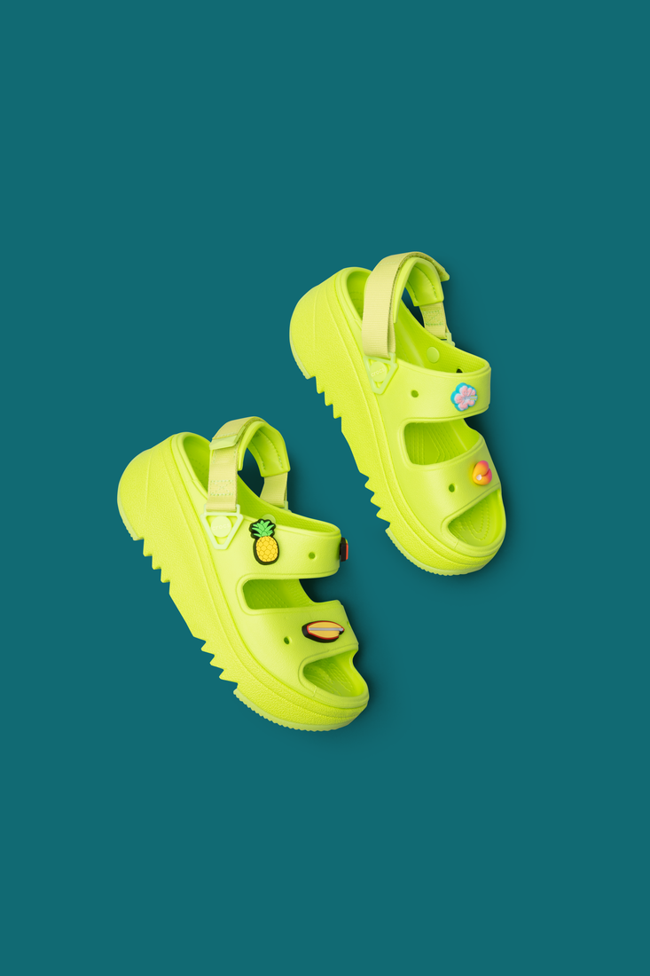 凉鞋2023|中性设计的Unisex Hiker Xscape系列今季新作采用6cm高加升级锯齿外底配搭增强的橡胶胎面，大大提升抓地力。 （$548/Crocs）