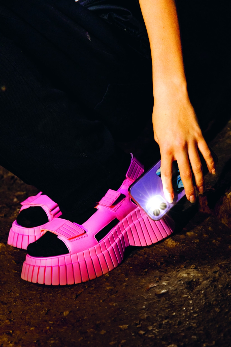 凉鞋2023|Camper新登场的女性专属系列BCN凉鞋/$1，699/Camper，设计从季节性吸取创作灵感，采用粗犷生动的线条轮廓，配搭厚身鞋底与大胆的夏日色调，型格抢眼。 