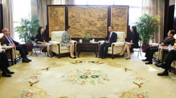 李云泽会见美国花旗集团行政总裁，讨论国际金融形势