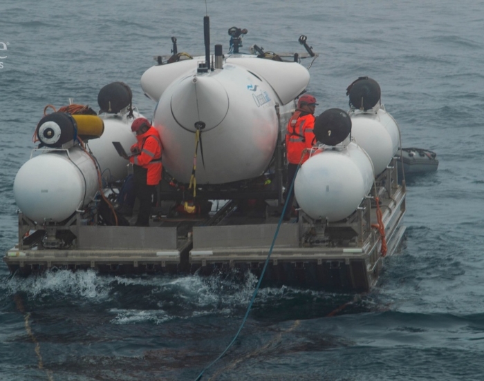 救援人员争分夺秒地寻找失踪的潜艇“泰坦号”