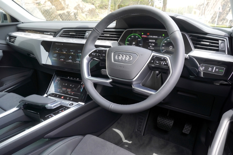数码仪表板及中控台上、下触控控屏成为了新一代奥迪豪华车标准配置