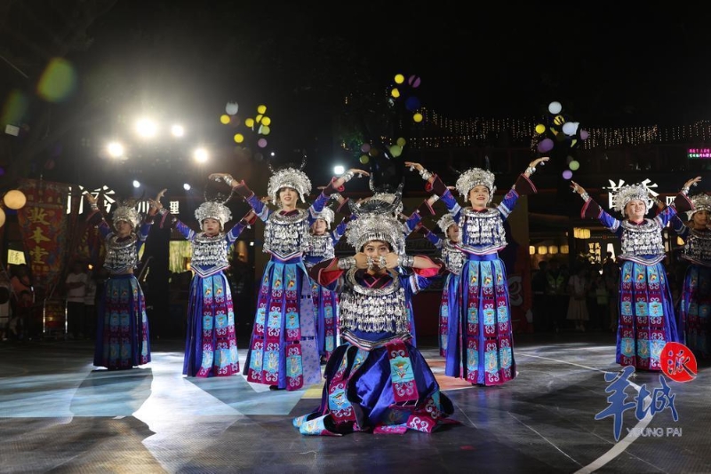 从贵州远道而来的朋友们向佛山市民献上民族舞蹈。