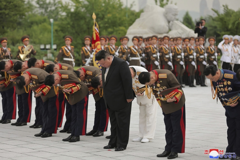 金正恩（前排右二）拜谒于韩战战死的朝军墓地。