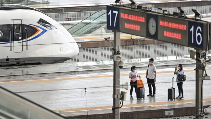 不少旅客选择在广州南站转车