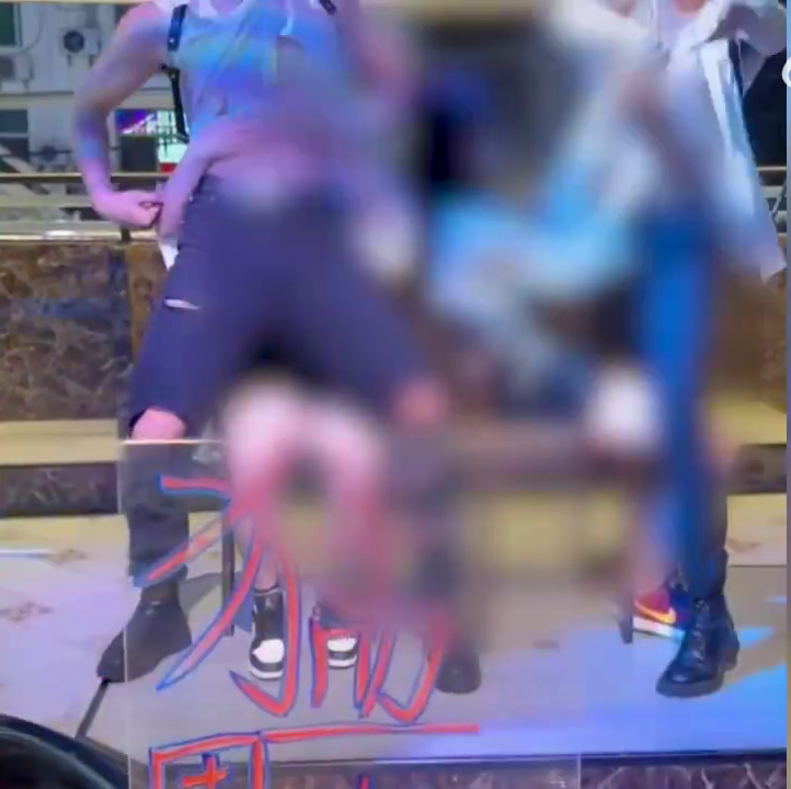 云南西双版纳“猛男餐厅”表演者跳舞时几乎是坐在客人的大腿上。