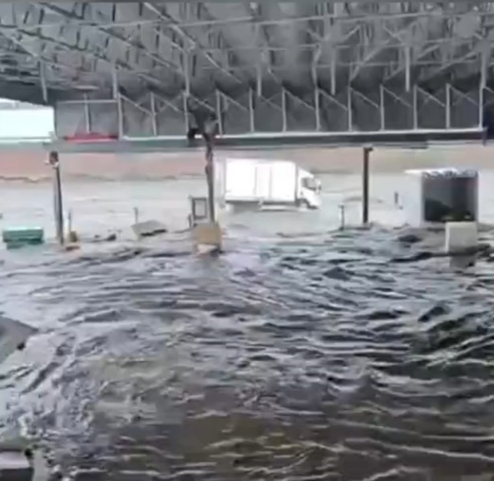 北京暴雨，多区出现水浸，货仓的货车被浸。