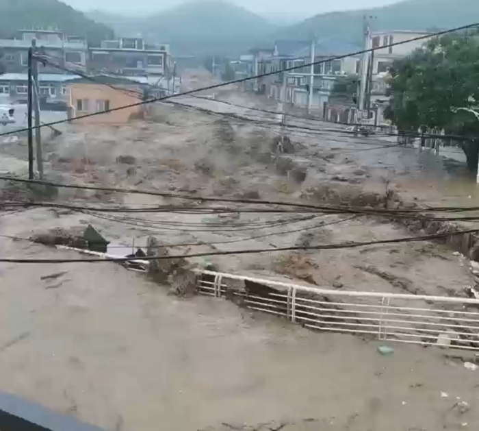 北京暴雨，多区出现严重水浸，河道泛滥。