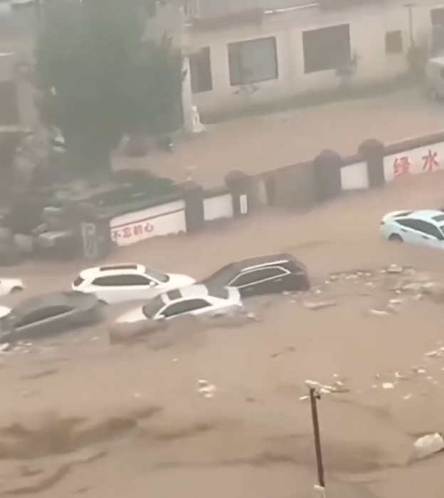 北京暴雨困，门头沟大量汽车被冲走。
