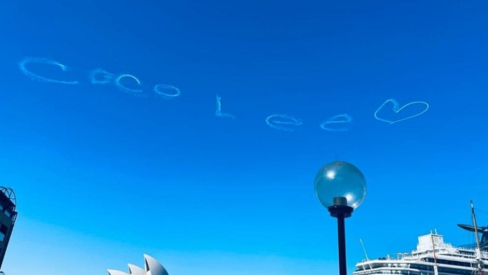 位于澳洲雪梨的天空，出现“Coco Lee”及爱心符号