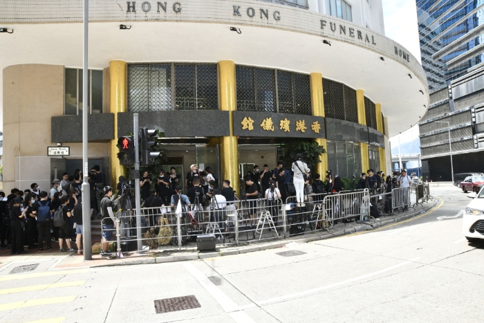 现场所见，有过百内地、香港、台湾传媒前来采访。