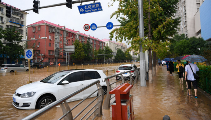 暴雨过后，北京部分街区变河流。