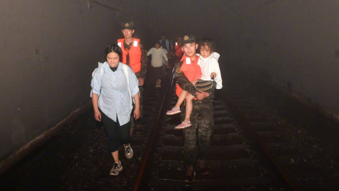 K396列车受困门头沟两日两夜，328名乘客摸黑行落山。