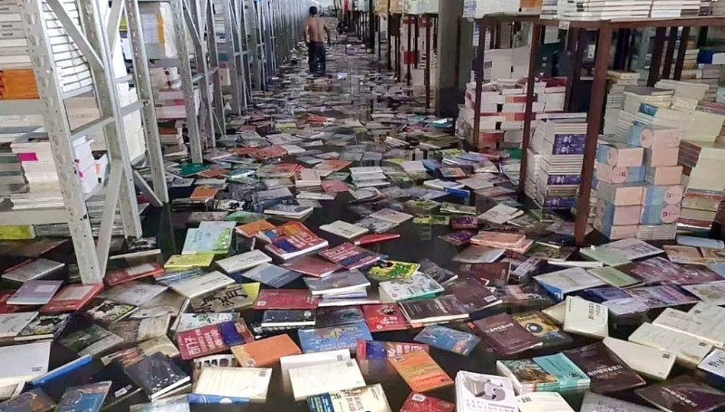 仓库里的图书不少泡在了水里。
